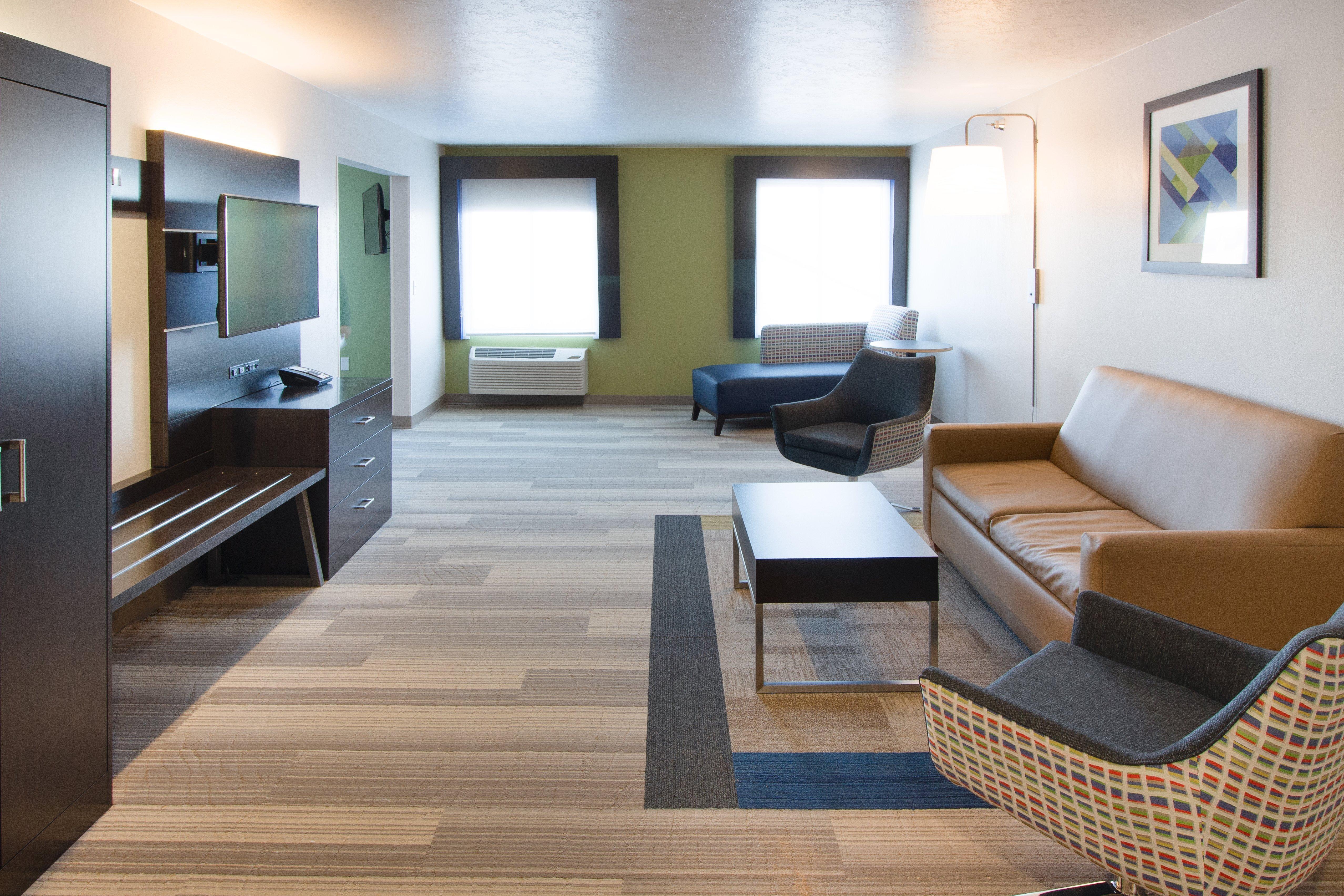 Holiday Inn Express & Suites - Worthington By Ihg Exterior photo