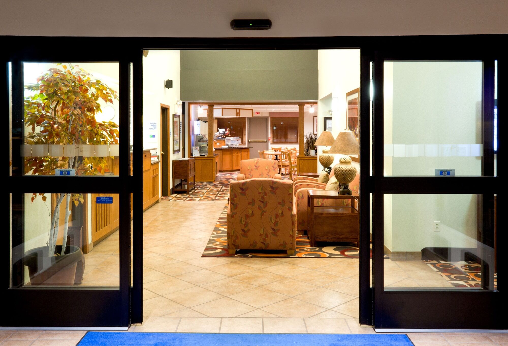 Holiday Inn Express & Suites - Worthington By Ihg Exterior photo